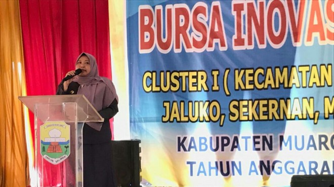Bupati Muaro Jambi Hj. Masnah Busro SE, saat membuka secara resmi acara Bursa Inovasi Desa (BID) Cluster I. 