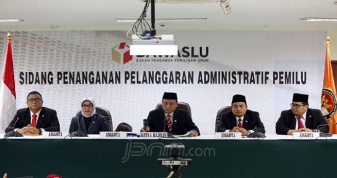 Bawaslu menggelar sidang putusan penanganan pelanggaran administrasi Pemilu di Kantor Bawaslu. Foto : Ricardo / JPNN