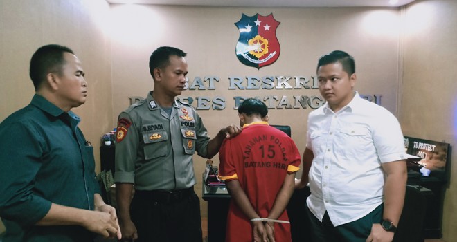 Tersangka saat dimintai keterangannya di Polres Batanghari kemarin Selasa (25/06). Foto : Reza / Jambiupdate