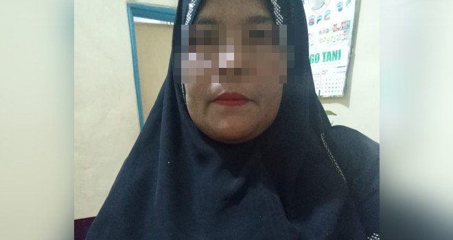 Wanita yang diduga berjoget dengan senjata laras panjang diamankan petugas. Foto : Ist