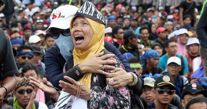Massa honor k2 saat aksi unjuk rasa. Foto : JPNN