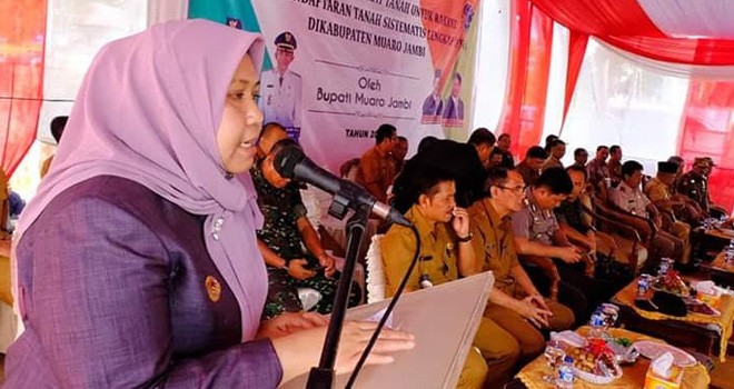 Bupati Muarojambi Hj. Masnah Busro SE pada Selasa (25/6) secara simbolik menyerahkan 300 lembar sertifikat tanah untuk warga Muaro kumpeh Kecamatam Kumpeh Ulu.