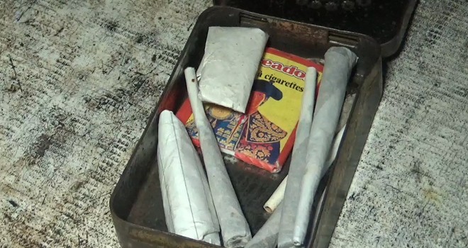 Pemuda tanggung diamankan petugas saat berusaha membuang barang bukti berupa satu peket ganja. Foto : Ist