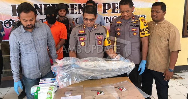 Polres Tanjabtim mengamankan barang bukti sebilah parang panjang yang digunakan pelaku untuk menggorok korban Riski (30), pada Press Realese, Kamis (27/6). Foto : Maulana / Jambiupdate