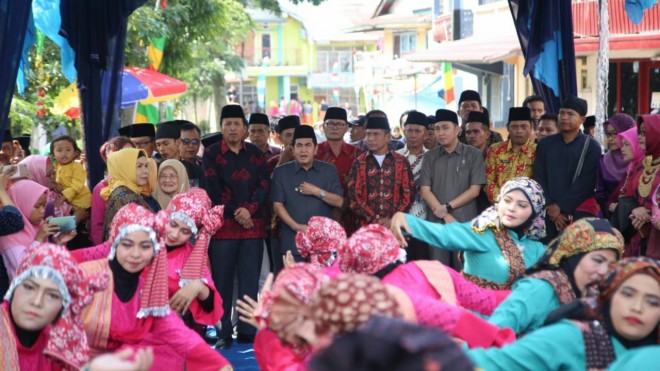 Ketua DPRD saat disambut tari sekpur sirih pada acara Haalal bihalal 6 Luhah Sungai Penuh. 
