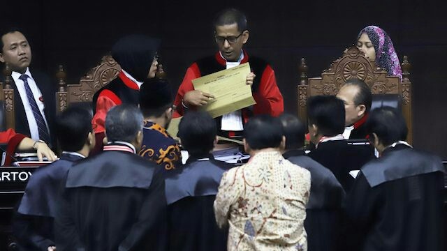 Ketua Mahkamah Konstitusi Anwar Usman (tengah) bersama hakim konstitusi lainnya memimpin sidang lanjutan Perselisihan Hasil Pemilihan Umum (PHPU) presiden dan wakil presiden di gedung Mahkamah Konstitusi, Jakarta, Kamis (20/6/2019). Sidang tersebut beragendakan mendengarkan keterangan saksi dan ahli dari termohon atau dari pihak KPU. (Dery Ridwansah/ JawaPos.com)