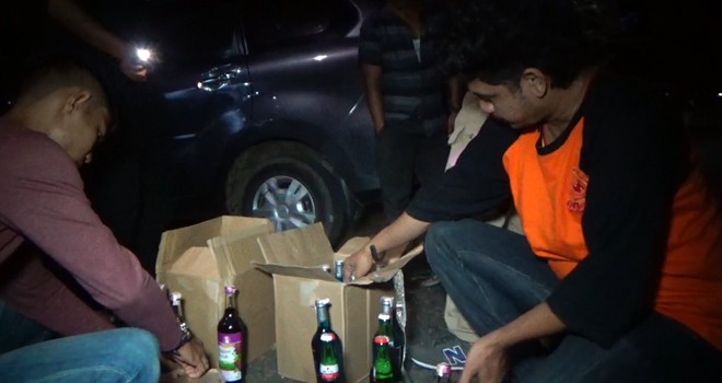 Puluhan botol miras diamankan oleh petugas dari Polsek Pasar. Foto : Ist