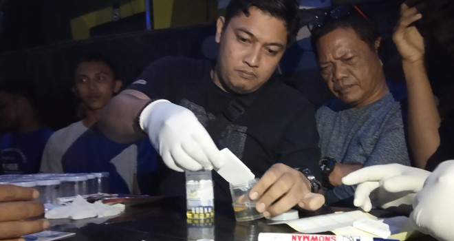 Pengujung Grand Club dites urin, salah satu pengunjung positif konsumsi obat terlarang. Foto : Ist