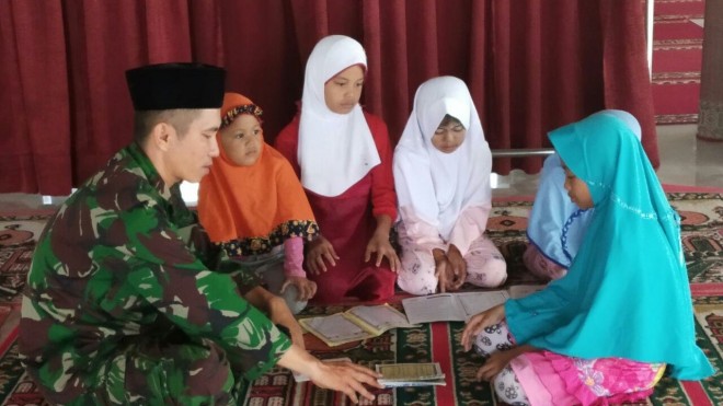 Serda Sahardi mangajar ngaji di Musolla An-Nur bagi anak-anak warga RT 02.
