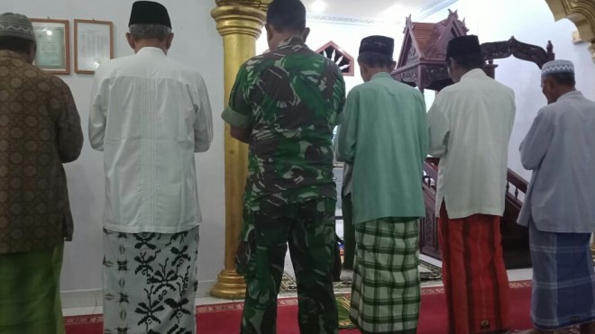 Babinsa Koramil 04/Mbl Kodim 0415/Batanghari Serda Supari melaksanakan sholat subuh berjamaah. 
