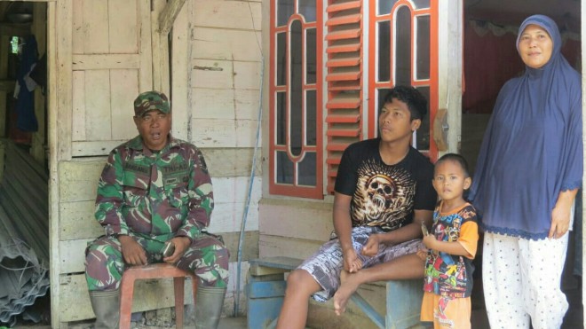 Disela-sela kesibukan Babinsa, Sertu Bambang Melakukan Sosialisasi kerumah- rumah Warga. 