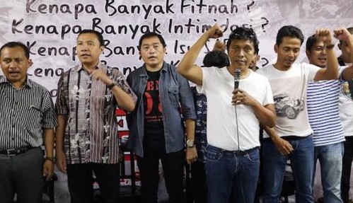 Sekjen Pena Aktivis 98, Adian Napitupulu (tengah), bersama dengan sejumlah aktivis 98 dalam acara penutupan refleksi gerakan mahasiswa reformasi 98 di galeri cipta II, Taman Ismail Marzuki, Jakarta Pusat, Senin (15/5). Foto: Ricardo/JPNN.com