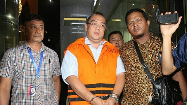 Aspidum Kejati DKI Agus Winoto, saat akan menjalani penahanan perdana atas kasus dugaan suap yang melilitnya. 