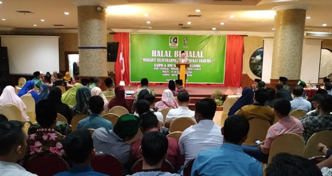 Halal bihalal di aula hotel Abadi Grand, Minggu malam (30/6). Acara ini di hadiri ratusan kader dan alumni dari 11 Kabupaten/kota dalam Provinsi Jambi. Foto : Faizarman / Jambiupdate