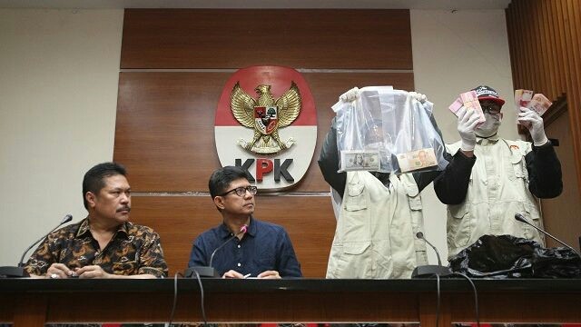 Jaksa Agung Muda bidang Intelijen (Jamintel) Jan S Maringka (kiri) bersama Wakil Ketua KPK Laode M Syarif (kedua kiri) dan penyidik memperlihatkan barang bukti OTT saat konfrensi pers di gedung KPK, Jakarta, Sabtu (29/6/2019). Kpk mengamankan uang sebesar 200 Juta Rupiah, 20.874 Dolar Singapura dan 700 Dolar Amerika. (MIFTAHUL HAYAT/JAWA POS)