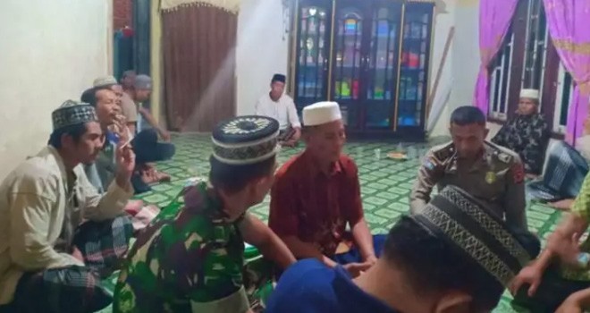 Pemilik galian C di Sungai Batang Bungo di Dusun Lubuk Mayan, Kecamatan Rantau Pandan, akhirnya diberikan sanksi denda adat. Foto diambil saat sidang adat berlangsung. Foto : Ist