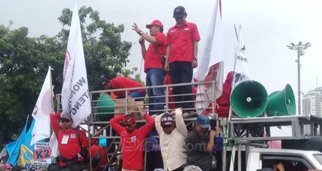 Ribuan Masa Honorer K2 saat aksi didepan Istana Negara. Foto : Mesya / JPNN