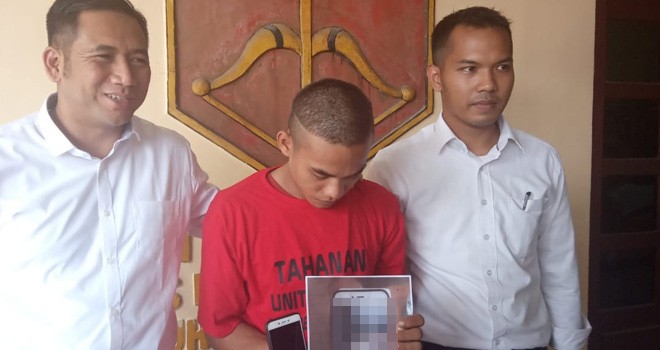 Dian Sanjaya (22) warga Jalan H Adam Malik, Kelurahan Handil Jaya, Kecamatan Jelutung saat diamankan Polisi. Foto : Rudi / Jambiupdate