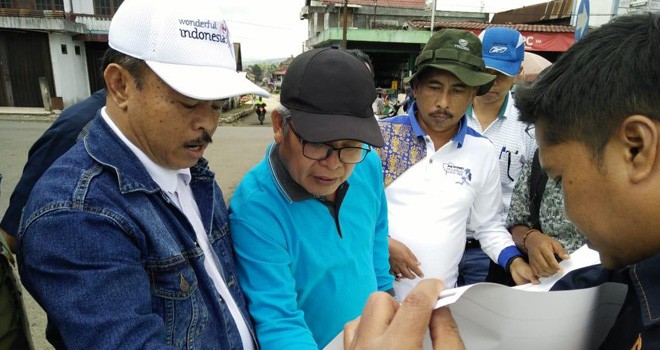 Wabup Kerinci, Ami Taher, bersama Kadis Pariwisata, Kadis PUPR dan Kadis Perhubungan, saat memantau survei dari Kayu Aro sampai perbatasan Kerinci Sungai Penuh.