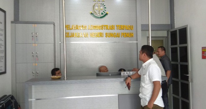 Pejabat dari dinas PUPR dan BPBD Kerinci terlihat mendatangi Kejari Sungai Penuh untuk memberikan keterangan sebagai saksi. Foto : Gusnadi / Jambiupdate