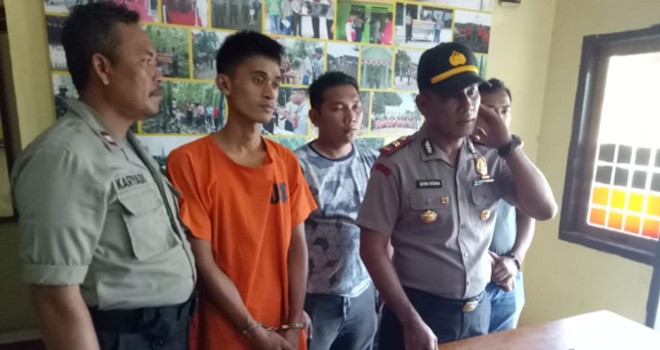 Tersangka Alamsyah saat diamankan di Mapolsek Bajubang bersama barang bukti, parang yang digunakan untuk membacok korban. Foto : Reza / Jambiupdate