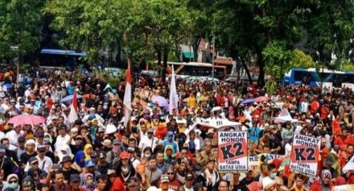 Masa honorer K2 saat aksi di depan Istana Negara beberapa waktu lalu. Foto : Mesya / JPNN