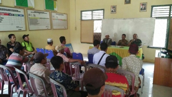 Komandan Rayon Militer (Danramil) 415-04, Kapten Inf Rilman melakukan pertemuan dengan Kepala Desa Ladang Peris Sujarno dan staf serta jajarannya.
