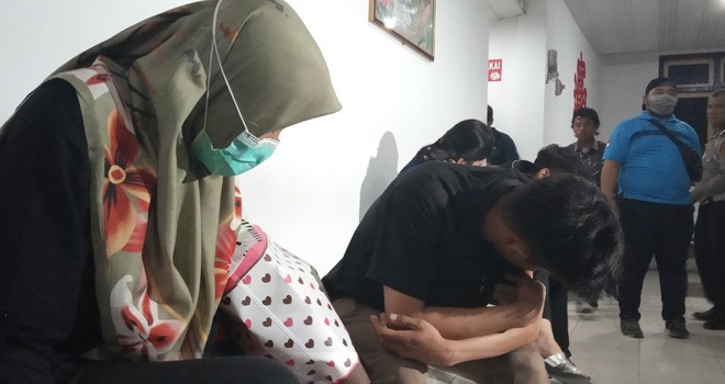 Pelaku mesum digelandang ke Polda Jambi untuk dimintai keterangan dan diberikan pembinaan. Foto : Rudi / Jambiupdate