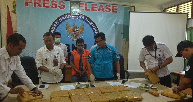 BNN melakukan ekspose hasil tangkapan ganja seberat 14 Kg yang dikemas dalam 14 bungkus. Foto : Ist
