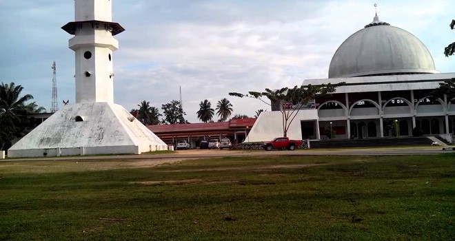 Masjid Agung Al Mubarak Muara Bungo direnovasi agar terlihat lebih indah. Foto : Hadinata / Jambiupdate
