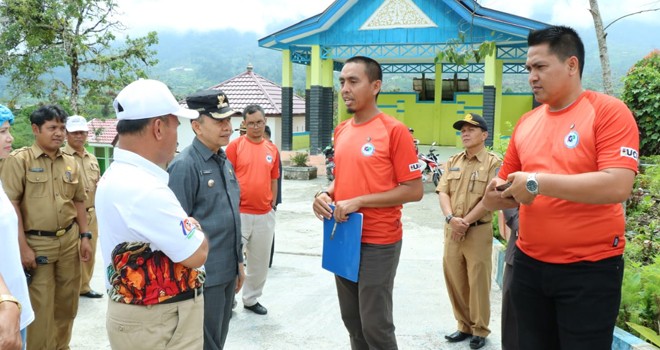 Bupati Kerinci, Adirozal saat meninjau salah satu jalur yang Dilewati Balap Sepeda Tour De Singkarak. Foto : Gusnadi / Jambiupdate