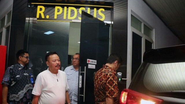 Jajaran Jamintel Kejagung mendatangi Kantor Kejati DKI Jakarta, Jumat (28/6/19 malam. Mereka tiba usai KPK melakukan OTT terhadap jaksa di lingkungan Kejati DKI Jakarta. (FEDRIK TARIGAN/ JAWA POS)