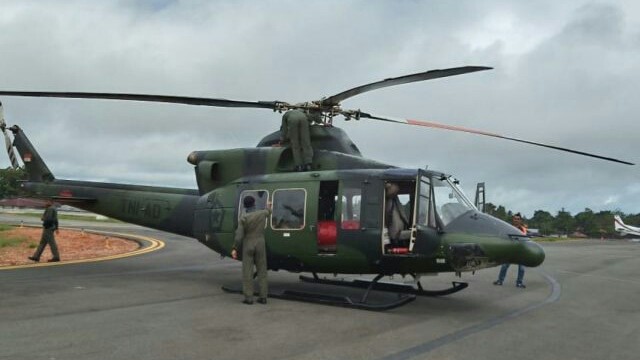 Salah satu dari dua helikopter Bell 412 milik Penerbangan TNI AD yang dipersiapkan di Timika untuk membantu melakukan pencarian helikopter MI-17V5 callsign HA5138 yang lost contact sejak Jumat (28/6). (Pendam XVII/Cenderawasih for Cenderawasih Pos). 