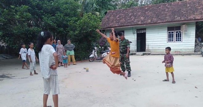 Di Lokasi Kegiatan TMMD, Lihat Nih Keakraban Serda Alfian dengan Anak-anak Warga Setempat.