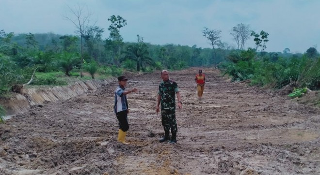 Danramil Rilman Pantau Pembukaan Jalan Baru di Ladang Peris.