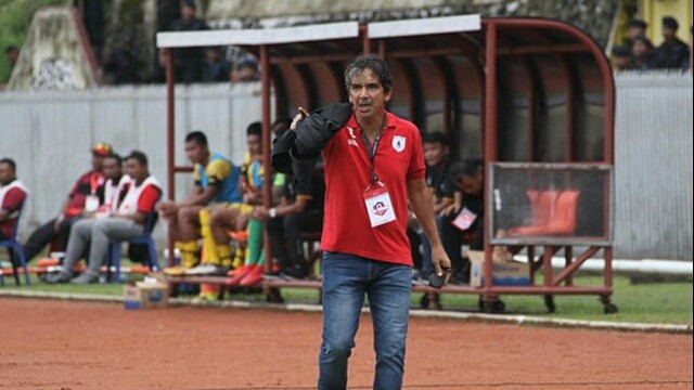 HENGKANG: Luciano Leandro saat memimpin Persipura Jayapura menghadapi Semen Padang di Stadion Mandala, Jayapura, 28 Juni 2019. Luciano sudah tidak membesut Mutiara Hitam. (Cenderawasih Pos)