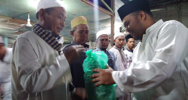 Wabup Tanjabtim, Robby Nahliyansyah ketika menyerahkan bantuan secara simbolis.