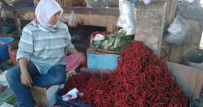 Terlihat pedang saat menjual dagangannya di pasar. Foto : Reza / Jambiupdate