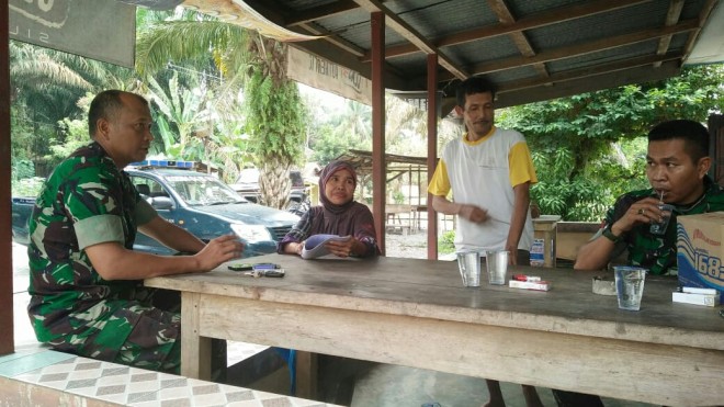 Komandan Rayon Militer (Danramil) 415-05/Muara Bulian sosialisasi dengan salah satu tenaga pendidik. 