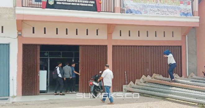Kontraktor menyegel kantor Dinas PUPR Muratara. Foto: zulkarnain / sumeks.co