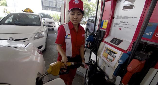 Petugas mengisikan bahan bakar jenis premium di SPBU, Jakarta, Sabtu (28/3). Pemerintah kembali melakukan penyesuaian harga bahan bakar minyak (BBM) per tanggal 28 Maret 2015 dimana harga premium menjadi Rp. 7.300 per liter dan harga solar menjadi Rp. 6.900 per liter. ANTARA FOTO/Vitalis Yogi Trisna/Asf/Spt/15.