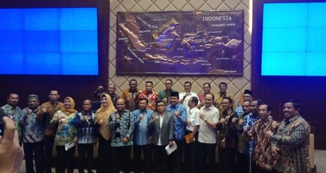 Forwakada saat foto bersama dengan Komisi II DPR-RI dan Kementrian.