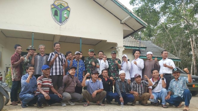Warga Desa Ladang Peris Kecamatan Bajubang. 
