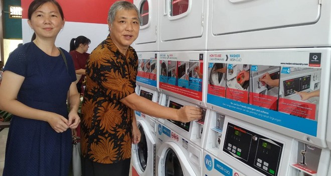 Pemilik Maureen Wash (MW) Laundromat di Jambi Ellidjanto dan Sunia yang menunjukan cara penggunaan mesin loundry Maureen Wash. Foto : Iwan Kurniawan / Jambiupdate