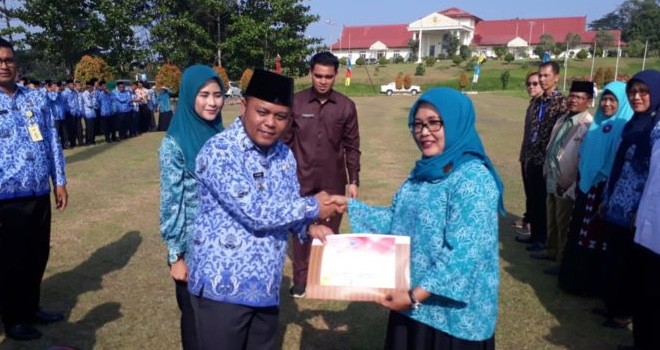 Wakil Bupati Tanjabtim, H. Robby Nahliyansyah saat menyerahkan penghargaan penggiat anti narkoba kepada Ketua TP. PKK Tanjabtim, Hj. Wirdayanti Romi dari BNNK Tanjabtim.