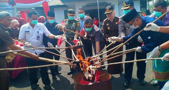 Kejari Batanghari Musnahkan Barang Bukti Tindak Pidana Umum.