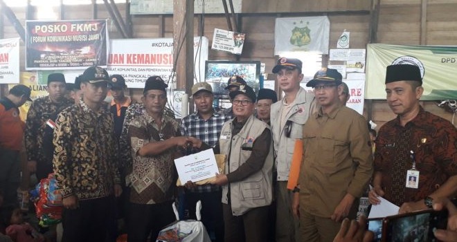 Gubernur Jambi Fachrori Umar saat menyerahkan bantuan didampingi Romi Hariyanto Bupati Tanjabtim.
