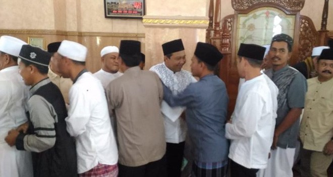 Romi-Robby saat bersalaman dengan semua jemaah setelah Salat Idul Fitri.