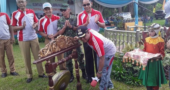 Wakil Bupati Robby Nahliyansyah saat membuka kegiatan O2SN dan FLS2N Tingkat SD se Kabupaten Tanjabtim.