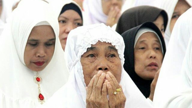 Calon Jamaah Haji asal Batam berdoa saat mengikuti manasik dan pelepasan CJH Kota Batam di Aula Pusat Informasi Haji (PIH) Batam Center, Senin (1/7). JCH Kota Batam dilepas Wali Kota Batam Muhammad Rudi bersama wakilnya, Amsakar Achmad. (Cecep Mulyana/Batam Pos)